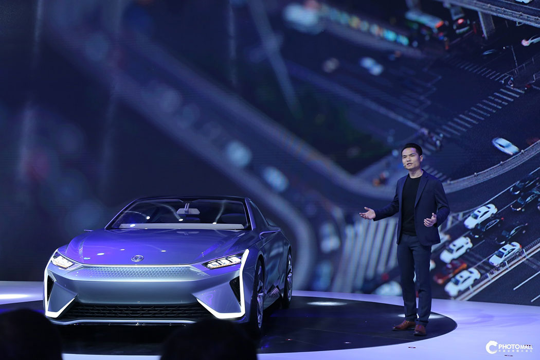 东风公司技术中心设计师张鹏介绍东风e&pi;概念车